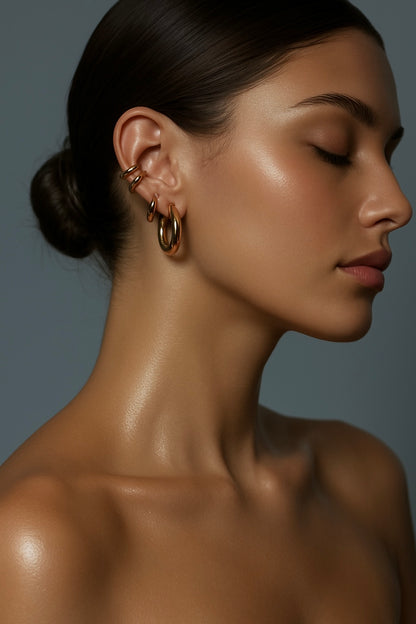 women wearing taloglow shimmer balm, with mica powder for all natural body highlighter 